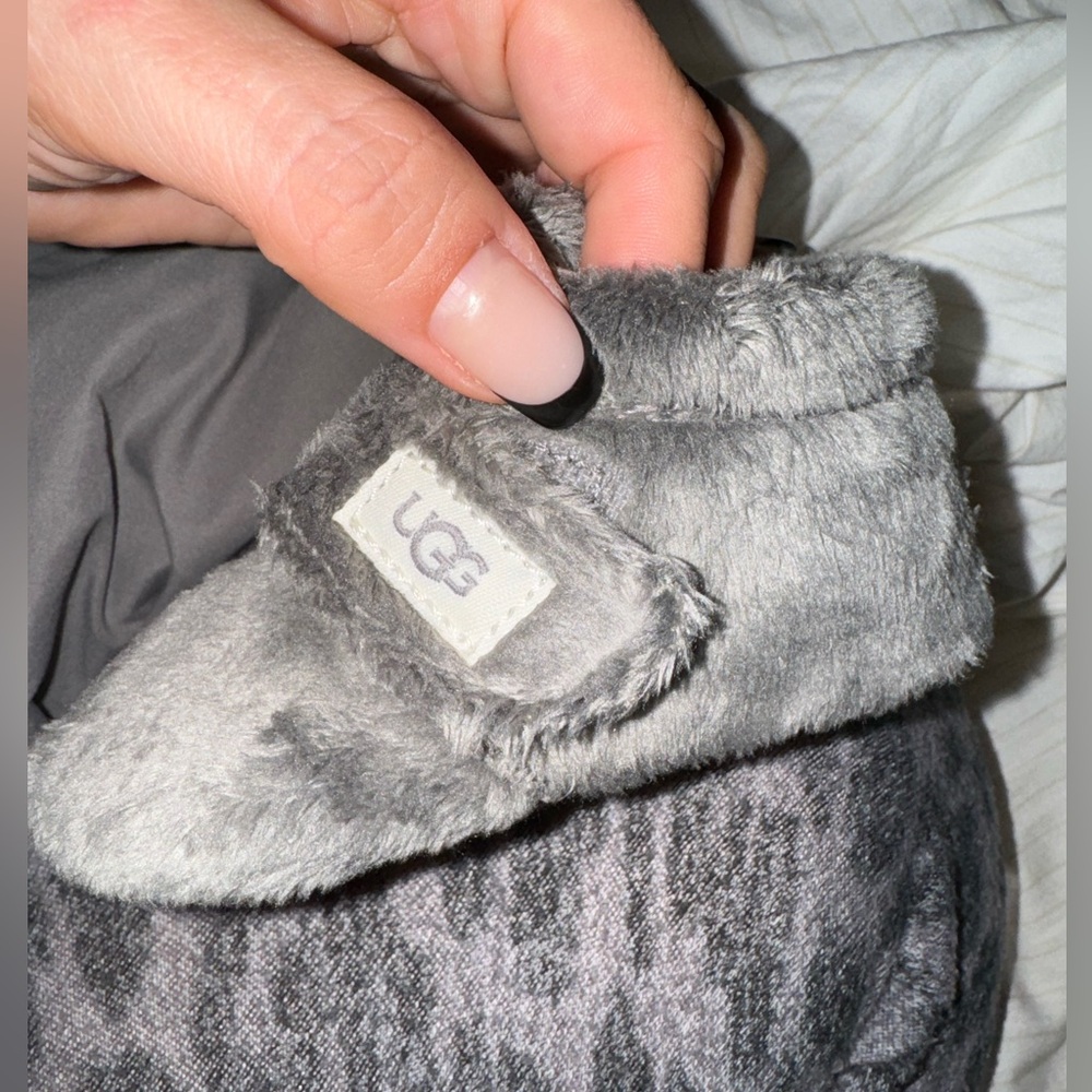 Never worn baby grey uggs